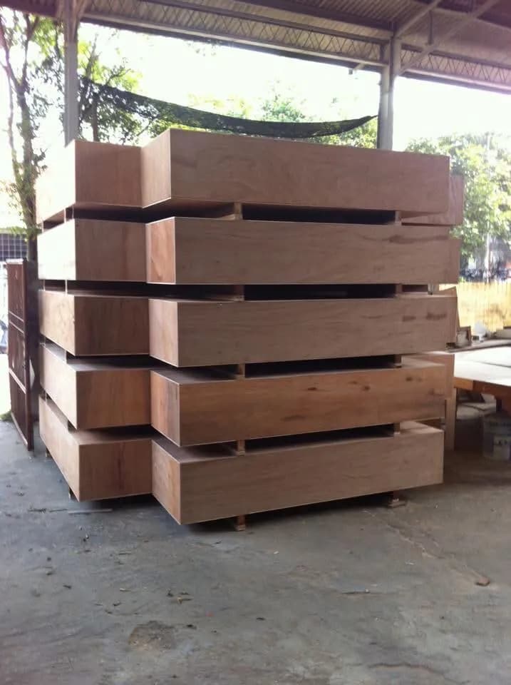 Tangan artisan sedang memproses sambungan kayu jati