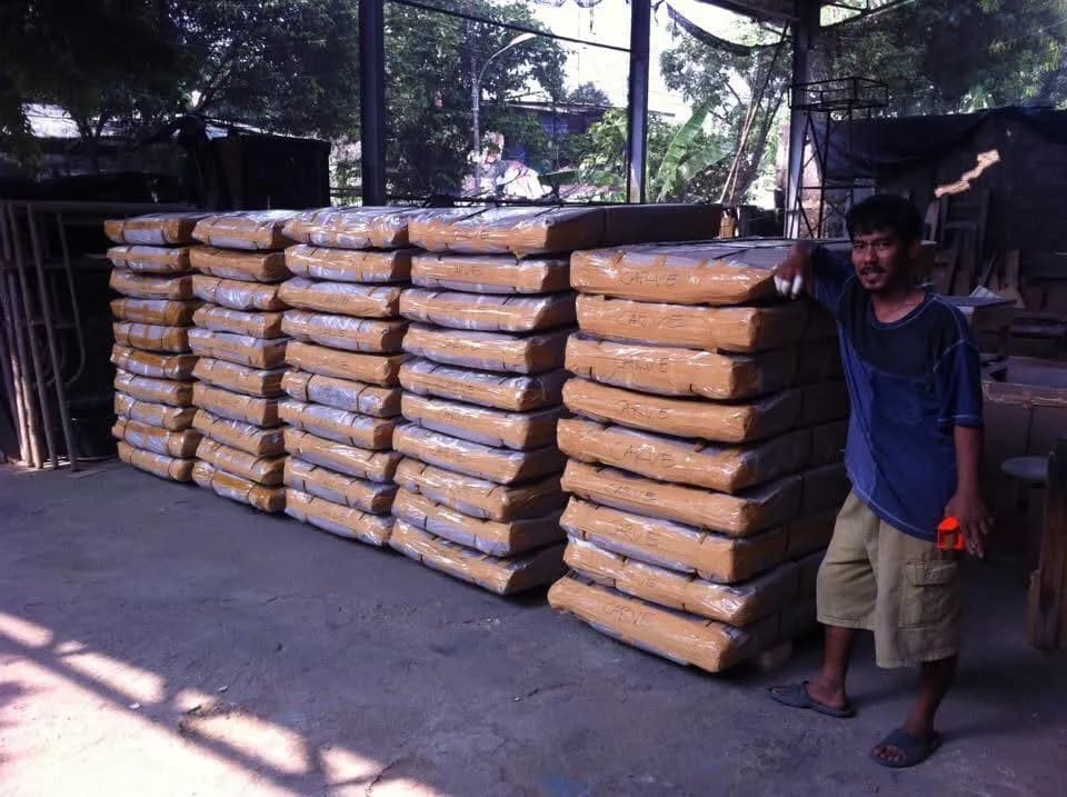 Aktivitas di dalam bengkel Gaya Furniture